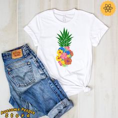 "All T-Shirt apparel are printed using direct-to-garment (also known as DTG). In addition, our inks are water-based and eco-friendly. This makes them feel much softer than traditional screen printed shirts but just as durable. Pineapple Shirt / Pineapple Tee / Be A Pineapple / Pineapple Gifts / Pineapple Top / Beach Shirt / Pineapple Crown Tee **All sales are final and we don't accept returns. this is a customized and personalized product, and can not be resold. If we made a mistake we will send Fun White T-shirt With Fruit Print, White T-shirt For Spring Holiday, White Spring Holiday T-shirt, Pineapple Crown, Screen Printed Shirts, Be A Pineapple, Pineapple Gifts, Pineapple Top, Pineapple Shirt