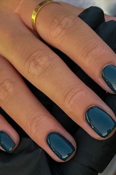 Mail Color Inspiration, Square Acrylic Nails Fall Colour, Fall Colors Nails Gel, Short Fall Nails Trendy, Nails Light Skin Tone, Dark Nail Colours, Plain Autumn Nails, Shellac Nails Autumn, Early Autumn Nails