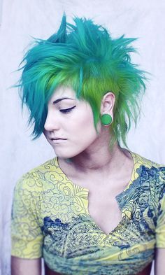 Looks like my hair ^.^ the colors anyway xD thinking about cutting it like this again.. But I want my hair long too.. Colorful Mohawk, Green Mohawk, Peacock Colours, Punk Hairstyles, Short Punk Hair, Chica Punk, Green Peacock