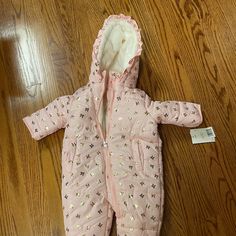 Nwt Jessica Simpson 3-6 Month Pink And Gold Snowsuit. Never Worn! Shearling Lined Hood. Cute Pink Winter Onesie, Pink Winter Onesie For Playtime, Winter Pink Onesie For Playtime, Fitted Winter Onesie For Playtime, Pink Fitted Onesie For Winter, Winter Playtime Pink Onesie, Jessica Simpson Kids, Toddler Snowsuit, Pink Puffer Coat