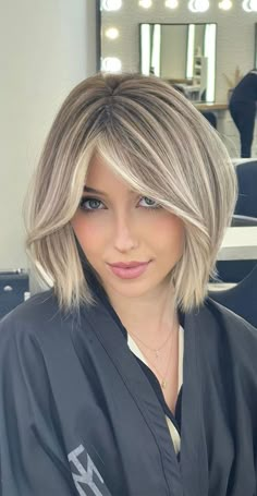 Cool Short Hairstyles, Lob Hairstyle, Lob Haircut, Short Hair With Bangs, Medium Hair Cuts, Curtain Bangs, Blonde Hair Color, Bobs Haircuts