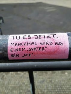 there is a pink sticker on the back of a bike handlebar that says, tues - jeltt