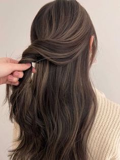 ash brown long wavy hair Ash Brown Hair Color, Brown Hair Looks, Brown Hair Inspo, Brunette Hair With Highlights, Hairstyles For Layered Hair, Brown Hair Balayage, Highlights Brown Hair, Dye My Hair, Hair Dye Colors