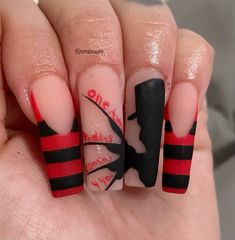 Halloween Nails Killers, Prison Nails Design, Fredy Krueger Nails Art, Scary Movie Nails Short, Horror Movie Inspired Nails, Fredy Krueger Nails, Freddy Krueger Nail Designs, Tiffany Nails Chucky, Scary Movie Nail Art