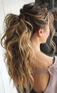 + de 40 ideias de penteados para madrinhas: 5 passos para escolher o mais perfeito! Side Ponytail Hairstyles, Wedding Ponytail, Long Hair Vine, Wedding Hair Side, Pony Hairstyles, Hairstyles Design, Hairstyles Wedding, Short Wedding Hair