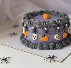 aesthetic korean simple halloween cake Cute Halloween Birthday Cake, Halloween Themed Birthday Cake, Goth Baking, Mini Halloween Cakes, Minimalist Birthday Cake, Lambeth Cakes, Whole Foods Cake, Cute Halloween Cakes, Pretty Sweets