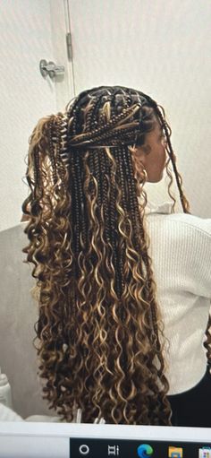 Medium Sized Braids With Curls, Braid Colors For Light Skinned, Hairstyles Braids For Wedding, Braids With Curly Ends For Black Women, Black Boho Braids With Brown Highlights, Boho Braids Long Hair, Knotless Box Braids Black And Blonde, Boohoo Braids Natural Hair, Chocolate Brown Boho Braids