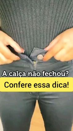 a woman is showing off her jeans with the words confere essa dica