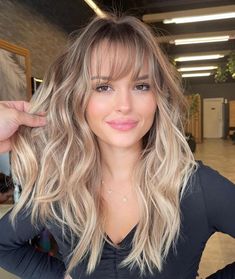 Blonde Hair Front Bangs, Dark Blonde Balayage With Bangs, Balayage With Bangs, Haircuts For Big Foreheads, Bangs And Balayage, Beige Blonde Balayage, Haircut For Big Forehead, Light Bangs, Front Bangs