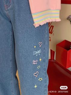 Hand Embroidered Clothes Ideas, Jeans Embroidery Aesthetic, Jean Embroidery Ideas, Outfits With Jeans, Bow Jeans, Jeans Aesthetic, Clothes Embroidery, Clothes Embroidery Diy, Cute Outfits With Jeans