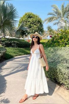 Beach White Outfits Women, Beach Outfits Elegant, Elegant Beach Outfits Women, Classy White Summer Dress, Alacati Outfit, Outfit Inspo Mexico, Mexico Fits For Women, Italian Girl Aesthetic Outfit, Goa Clothes Outfits Women