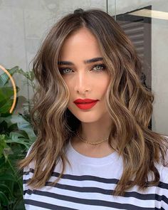 24 Best Ways to Get Long Layers with Medium-Length Hair Collarbone Length Hair, Current Hair Trends, Flat Hair, Mid Length Hair, Long Layers, Medium Hair Cuts, Medium Length Hair Cuts, Balayage Hair