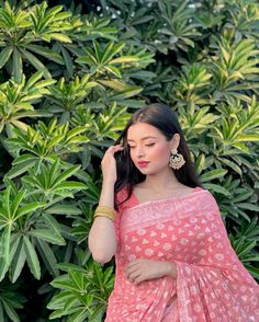 Saree Picture Poses, Sharee Photography Poses, Sharee Aesthetic, Saare Poses Aesthetic, Poses With Saree For Instagram, Poses On Saree, Photo Poses In Saree