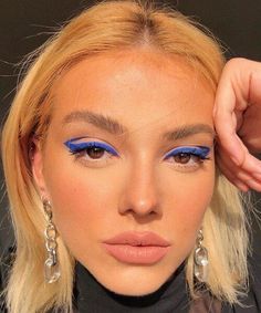 Blue Eyeliner Makeup, Halloween Makeup Clown, Summer Makeup Trends, Funky Makeup, Blue Eyeliner, Halloween Makeup Easy, Colorful Eye Makeup