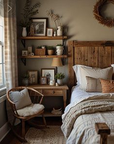 Rustic Bedroom Small Space, Small Cozy Farmhouse, Small Guest Bedroom Ideas Farmhouse, Cozy Tiny Bedroom, Cozy Moodboard, Bedroom Ideas For Couples Cozy, Black Couch Living Room Decor, Small Guest Bedroom Ideas, Country Chic Bedroom