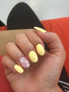 19 Best Butter Yellow Manicure Ideas to Inspire Your Perfect Spring Nails in 2024 — ASHLINA KAPOSTA Pastel Yellow Gel Nails Short, Yellow Spring Nails With Flowers, Cute Summer Nails Yellow, Pastel Yellow Summer Nails, Yellow Sun Nails Design, Summer Nails Oval Shape Short, Yellow And White Nails Short, Light Yellow Nails With Flowers, Pale Yellow Nails With Daisy