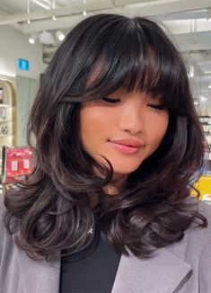 Face Bangs, French Bangs, Medium Haircuts With Bangs, Bangs Wavy, Layered Hair With Bangs, Layered Haircuts For Medium Hair, Bangs Hairstyles, Bouncy Hair, Bangs With Medium Hair