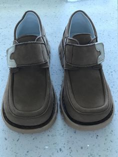 Two-tone easy-close loafers for boys.  These are great for casual occasions and school.  Comfortable and stylish.  Kids can put these on by themselves! Boys Loafers, Stylish Kids, Boys Shoes, Slip Ons, Loafer Shoes, Two Tone, Loafers, Slip On, Etsy Uk