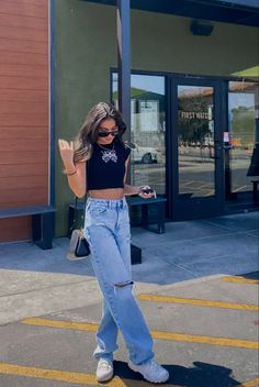 Black Top Blue Jeans White Sneakers, Boyfriend Jeans With Converse, Black Converse Lugged Outfit, White Converse Lugged Outfit, Black Croptop Aesthetic Outfit, Converse Lugged High Top Outfit, Black Lugged Converse Outfit