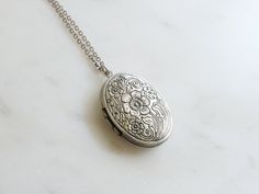 "Vintage style Oval Locket Necklace / Long Chain Oval Locket Necklace / Simple Oval Lcoket / Initial Disc Locket / Personalized Locket / Grandma Gift / Mothers day Gift / Bridesmaid Gift / Dainty Necklace / Birthday Gift / Gift idea ■ ITEM DETAILS: +Materials : ▶ Locket, Chain - silver burnish plated over brass, gold burnish plated ▶ Initial coin - Sterling silver, Brass +Size : ▶ Locket - 30mm * 24mm (outer size) ▶ Initial coin - 9mm +Chain Length ▶ If you want a chain length other than the opt Chain Locket, Daughter Wedding Gifts, Locket Necklace Vintage, Silver Locket Necklace, Engraved Locket, Gold Heart Locket, Oval Locket, Heart Locket Necklace, Family Necklace