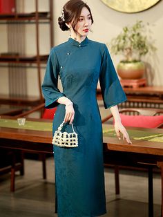 This exquisite and beautiful vintage cheongsam dress with simple cutting shapes a beautiful figure, and the low-key colors show elegant. Crochet Cheongsam, Vintage Qipao, Qipao Gown, Qipao Vintage, Vintage Cheongsam, Colors Show, Qipao Dress, Chinese Design, Sweater Crochet