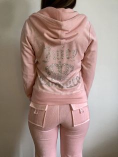 Juicy Couture Track Suit Aesthetic, Velvet Sweatsuit, 2000s Tracksuit, Juicy Couture Track Suit, Juicy Couture Clothes, Juicy Tracksuit, Vintage Tracksuit, Yo Momma