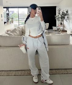 Athletic Joggers Outfit, Girly Sporty Outfits, Comfy Sporty Outfits, Girls Workout Outfits, Aesthetic Sweatpants, Outfits Sweatpants, Lazy Girl Workout