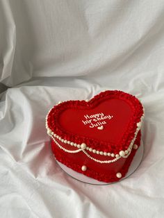 Торт с рюшами на постели, торт на заказ, торт рюши, торт винтаж Cakes Inspo Aesthetic, Simple Red Birthday Cake, Red Birthday Decoration Ideas, Red Cake Ideas Birthdays, Red Aesthetic Cake, Cakes Aesthetic Birthday, Simple Red Cake, Red Bday Cake, Red Cake Decoration