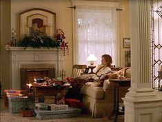 Susan Sarandon's living room in the movie Stepmom | hookedonhouses.net Stepmom House, Stepmom Movie, 90s Core, Tv Houses, House In New York, Tv Scenes, Movie Decor, Set Decoration