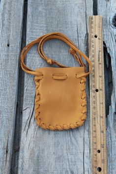 Diy Leather Pouches, Small Leather Pouch, Leather Craft Patterns, Leather Ideas, Leather Diy Crafts, Medicine Bag, Crystal Bags, Leather Crafts, Recycled Leather