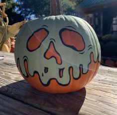 Skull On Pumpkin, Halloween Punkin Ideas, Sunflower Painted Pumpkin, Painted Pumpkins Spooky, Pumkin Aesthetic Halloween, Cute Spooky Pumpkin Painting Ideas, Draw On Pumpkin, Small Pumpkins Painting, Cool Things To Paint On A Pumpkin