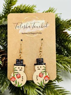 Get ready to cozy up with these adorable Floral Snowman Earrings that have been cut from maple wood and hand painted by me. This listing is for one pair of earrings. Holiday Cheer! The perfect gift for yourself, someone you love or co-worker.Each set of earrings will come beautifully packaged for gift giving. Made with nickel free gold tone ear wires and findings. Glowforge cut, Enamel Paint for a lustrous shine. The perfect gift for any age and the perfect fall accessory.  Thank you for support Hand Painted Earrings Wood, Painted Wood Art, Painted Snowmen, Snowman Earrings, Wood Painting Art, Winter Jewelry, Hand Painted Earrings, Snowman Painting, Long Holiday