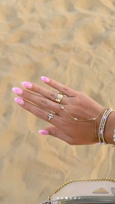 #handchain #jewelrytour Beach Themed Nails, Seashell Nails, Beachy Nails, August Nails, Summery Nails, Cute Summer Nails, Vacation Nails, Beach Nails, Floral Nails