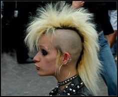 PUNK GIRL Short Punk Hairstyles, Punk Mohawk, Punk Rock Girls, Androgynous Hair, Punk Culture, Punk Women, Goth Hair, Mohawks, Mohawk Hairstyles