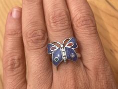 This beautiful blue butterfly is made by hand by the beautiful Quechua people of the Peruvian Andes. It is made by 950 silver, Lapiz Lazuli and Spondyllus Weight : 4.9 gr width: 1.9 cm height: 1.9 cm It is handmade in 950 silver with inlaid stone and shell by a local family of jewelry artisans. Bohemian Handmade Sterling Silver Butterfly Ring, Handmade Bohemian Sterling Silver Butterfly Ring, Bohemian Butterfly Ring For Gift, Unique Handmade Butterfly Ring, Blue Butterfly Sterling Silver Jewelry, Bohemian Butterfly Ring As Gift, Bohemian Butterfly Ring As A Gift, Handmade Turquoise Butterfly Jewelry, Handmade Sterling Silver Butterfly Ring