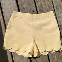 Chic Knee-length Fitted Shorts, Chic Fitted Lined Bottoms, Summer Cotton Lined Bottoms, Lined Cotton Bottoms For Summer, Fitted Knee-length Shorts For Spring, Summer Lined Cotton Bottoms, Knee-length Fitted Shorts For Spring, Yellow Mini Shorts For Summer, Elegant Ruffled Fitted Shorts