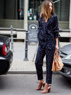 www.helloshopping.de, sleepstyle-streetstyle-pyjama-blogger-look-lookbook-bloglovin-stylebook-blogstars Pyjama Trend, Casual Chique, Pajama Dress, Looks Street Style, Street Style Inspiration, Copy Paste, Beautiful Hijab, Street Chic, Looks Style