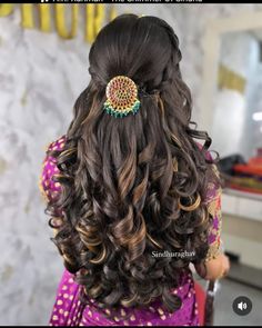 Sider Hairstyle Indian Wedding, Hairstyle For Seemantham, Loose Hairstyles For Saree, Hair Styles For South Indian Wedding, South Indian Bride Hairstyle Receptions, Sreemantham Hairstyle, Indian Hairstyles For Seemantham, Hairstyles For Marriage Function Indian, Hair Style For Baby Shower India