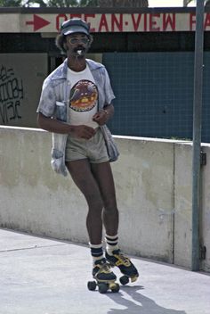 Roller Skater in Venice Beach, 1979 70s Roller Skating Outfits, 80s Roller Skating Outfit, Story Poses, Jamel Shabazz, Roller Skating Outfits, Skating Outfit, Roller Disco, Roller Skaters, 70’s Fashion