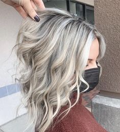 Blonde Hair With High And Low Lights, Silver Hair With Blonde Highlights, Hair Color And Style For Women Over 50, Fall Hair For Platinum Blondes, Blonde Hair Colors For Winter, Fall Platinum Hair, Cool Blonde For Fall, Reverse Blonde Balayage Short Hair, Long Bob With Texture