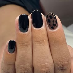 Black Spot Nails, Dalmation Print Nails, Simple Design Short Nails, Black Designed Nails, Dalmatian Print Nails, Black Fall Nail Ideas, Short Cool Nails, Simple Gel Nail Inspo Short, Black Manicure Ideas