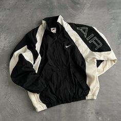 Nike Air Vintage, Dress Code Outfits, Code Outfit, Vintage Nike Jacket, Dress Code Casual, Outfits Streetwear, Guys Clothing Styles, Vintage Windbreaker, Nike Vintage