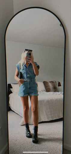 Jean Romper Outfit Fall, Jean Onsie Outfit, Denim Playsuit Outfit Summer, Denim Jumpsuit Aesthetic, Jean Short Jumpsuit Outfit, Jeans Overall Outfit Summer, Nashville Overall Outfits, Short Jean Romper Outfit, Denim Romper Outfit Summer