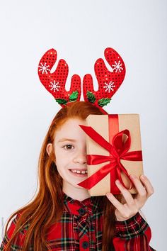 Christmas Photoshoot White Background, Christmas Holiday Photoshoot, Christmas Kids Photoshoot, Christmas Portrait Ideas, Xmas Photoshoot Ideas, Creative Christmas Photoshoot, Christmas Shoot Ideas, Christmas Photos Ideas, Christmas Gift Ideas For Toddlers