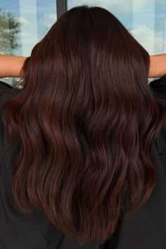 Tan profundo, oscuro y místico, este cabello castaño cobrizo es sin duda uno de los favoritos para los meses de otoño e invierno. // Crédito de la foto: instagram @cepillado.por.bri Chocolate Hair Red Undertones, Brunette Shades Chart, Dark Brunette With Copper Balayage, Dark Rich Auburn Hair, Dark Auburn With Lowlights, Auburn Undertone Hair, Dark Brown Copper Hair Color Balayage, Deep Hair Color Ideas, Schwarzkopf Red Formulas