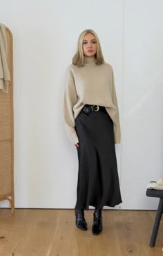 Skirt Outfit Fall, Satin Skirt Outfit, Rok Outfit, Winter Skirt Outfit, Chique Outfits, Maxi Skirt Outfits, Looks Chic, Mode Inspo