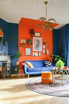 Woonkamer met blauwe muren en een oranje vlak in het mideen. Blue Orange Room, Funky Living Room, Living Room Murals, Orange Rooms, House Wall Design, Colorful Apartment, Colorful Interior, Colourful Living Room