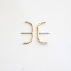 Our exquisite Suspender Earrings embody captivating allure and meticulous craftsmanship. Handcrafted with organic shapes and rounded edges, these earrings elegantly hook into your ear, curving along the outer edge of your lobe. Choose from Copper, Brass, Sterling Silver, Yellow Gold Filled, Rose Gold Filled, and 14k Gold options. With a slender 1mm width and round shape, they radiate refined elegance. Packaged in an elegant Kraft box, these earrings are available in pairs to elevate your style. Juicy Jewelry, Suspender Earrings, Double Earrings, 14k Gold Hoop Earrings, Raw Stone Jewelry, Wrap Earrings, Heart Shaped Diamond, Earrings Stud, Single Earring