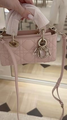 Dior Bag Aesthetic, Pink Dior Bag, Tas Dior, Simple Family Meals, Estilo Cholo, Cute Luggage, O Bag