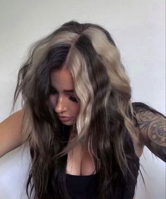 Chunky Blonde Highlights, Color Block Hair, Peekaboo Hair, Hair Streaks, Dyed Hair Inspiration, Pretty Hair Color, Peinados Fáciles Para Cabello Corto, Edgy Hair, Alternative Hair